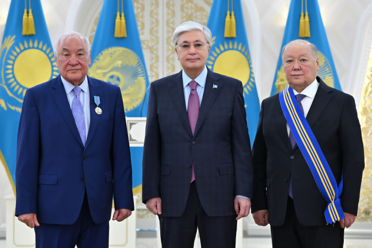 Тоқаев белгілі мұнайшы мен “алтын қолды“ хирургті марапаттады