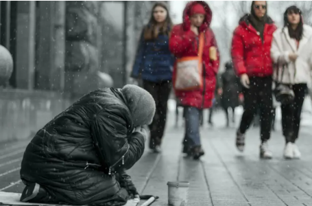 Қарағандыда 10 жыл  қол-аяқсыз ер адам мен оның әйелін “саудалаған” топ сотталды