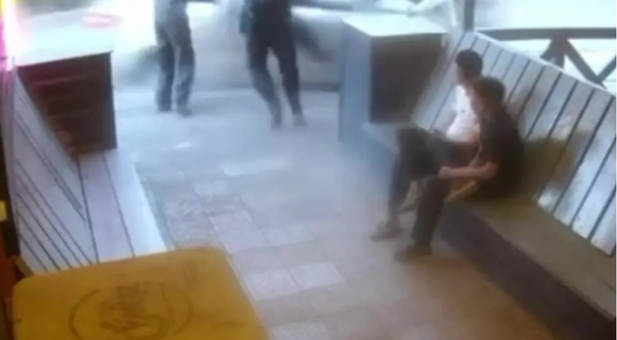 Сәтбаевта көлік жасөспірімдерді қағып кетті