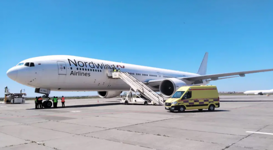 Ресей ұшағы Ақтөбеге шұғыл қонды: бір жолаушы көз жұмды