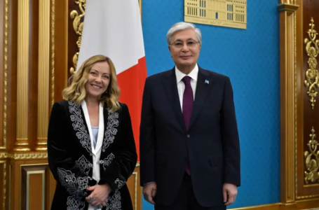 Президент Тоқаев Италия премьеріне шапан сыйлады