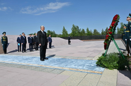  Тоқаев саяси қуғын-сүргін құрбандарының мемориалды-мұражай кешеніне гүл шоғын қойды