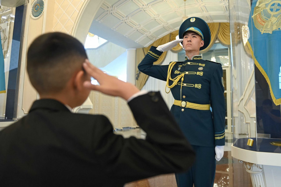 Балалар Ақорданы аралады