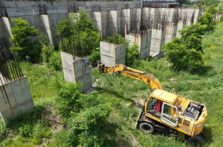Ұзақ жыл қараусыз қалған: Алматыда салынып бітпеген ірі нысан сүріліп жатыр