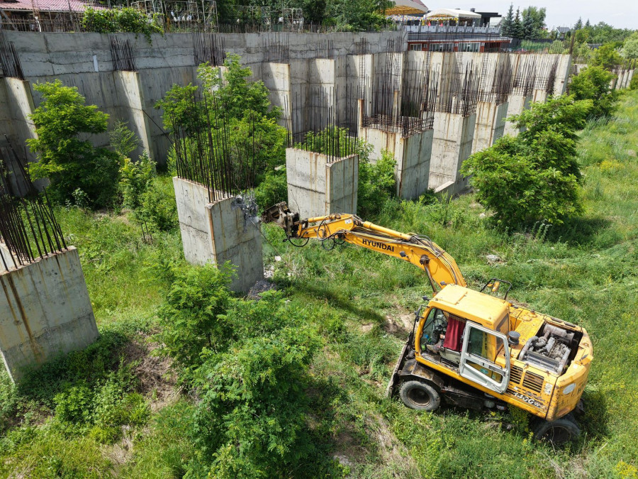Ұзақ жыл қараусыз қалған: Алматыда салынып бітпеген ірі нысан сүріліп жатыр