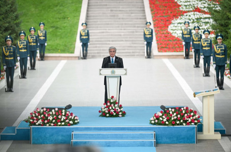 Тоқаев Мемлекеттік ту көтеру рәсіміне қатысты