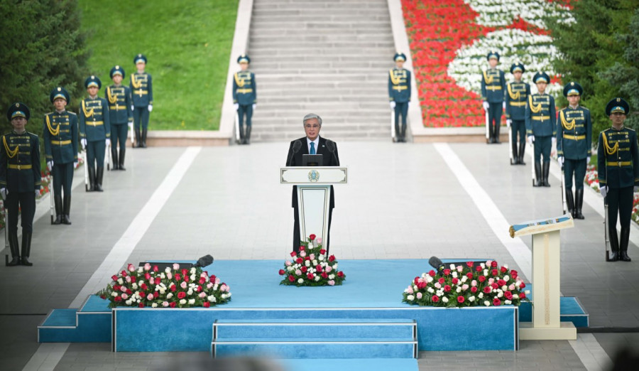 Тоқаев Мемлекеттік ту көтеру рәсіміне қатысты