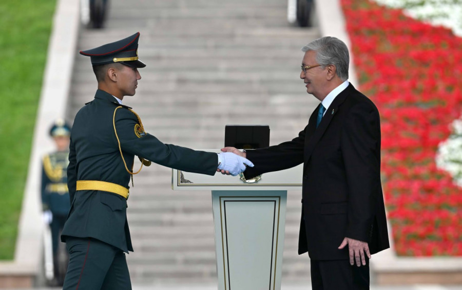 Әскери оқу орындарының үздік түлектері Тоқаевтың қолынан офицерлік шен алды