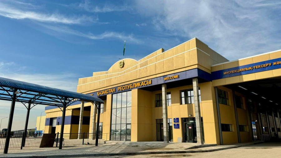 Жүздеген көлік сағаттап тұр: жүргізушілер Өзбекстанмен шекарадағы кептеліске шағымданды