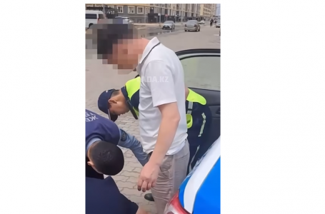 Ақтауда мас күйде тапаншамен жүрген ер адамды ұстау сәті видеоға түсірілді