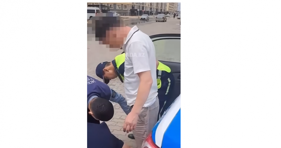 Ақтауда мас күйде тапаншамен жүрген ер адамды ұстау сәті видеоға түсірілді