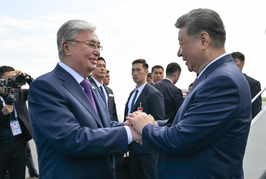 Тоқаев Си Цзиньпинді шығарып салды