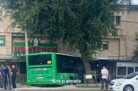 Алматыда автобус жеңіл көлікті қағып, үйге соғылды