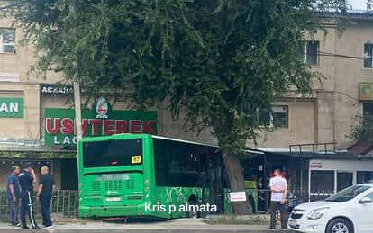 Алматыда автобус жеңіл көлікті қағып, үйге соғылды