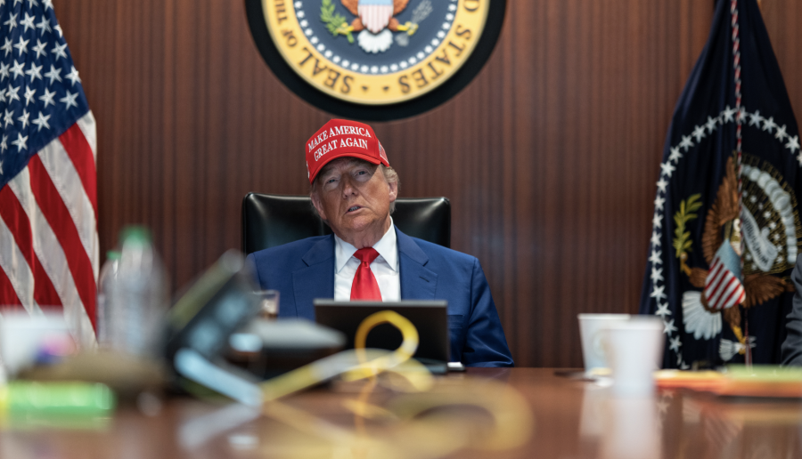 Иранға соққы жасалған сәтте Трамп жанында кімдер болды?