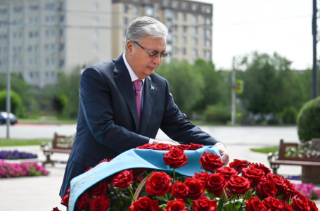 Президент Әлия Молдағұлованың мемориалдық ескерткіш кешеніне гүл шоғын қойды