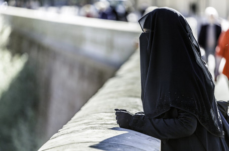 Қазақстанда қоғамдық орындарда бет-әлпетті жабатын киім киюге ресми тыйым салынды