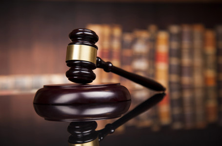 Мүгедектігі бар екі адамға қайыр сұратқан: Ақтауда бір отбасының үш адамы сотталды