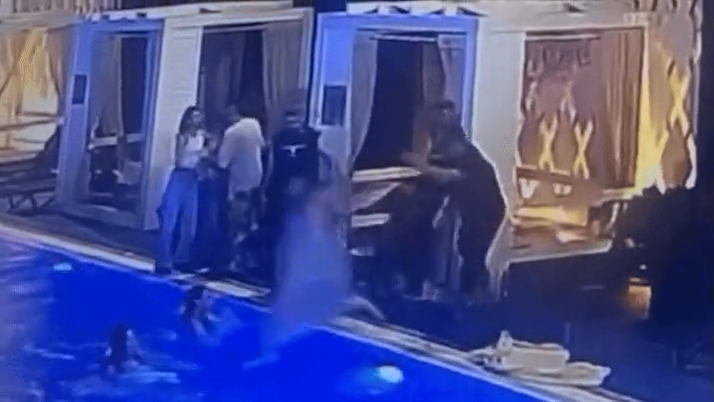 Қыздарды суға лақтырған: танымал бишінің төбелескен видеосы тарады