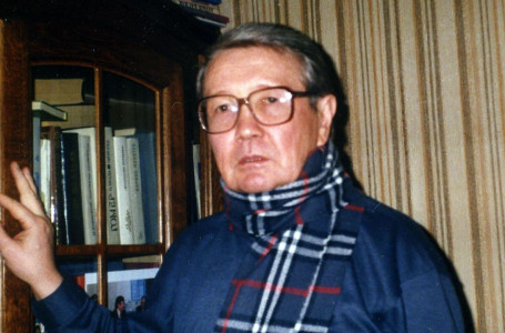 Студенттер баспанаға ақша жинап жатыр: 76 жастағы профессорды алаяқтар алдап кеткен