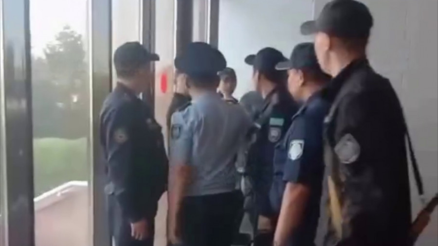 Астанада 24 жастағы ер адам министрліктер үйін өртемек болған