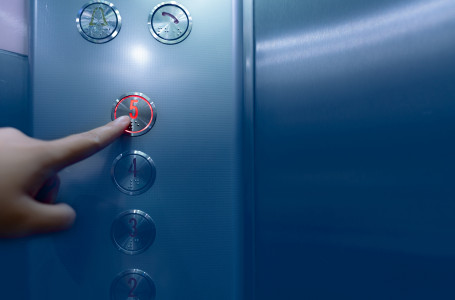 Лифтте тұрып қалсаңыз, не істеу керек?