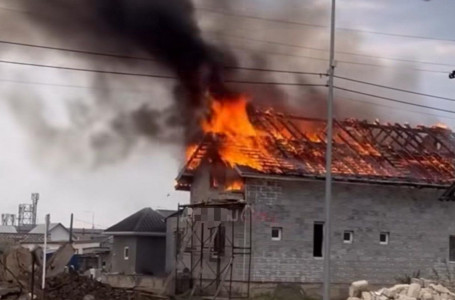 Атырауда жеке үйдің шатырына найзағай түсті