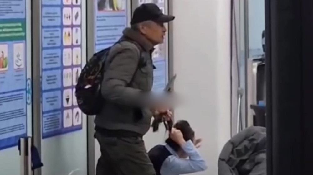 Алматы әуежайында қызды кепілге алу оқиғасы: сот кейінге шегерілді