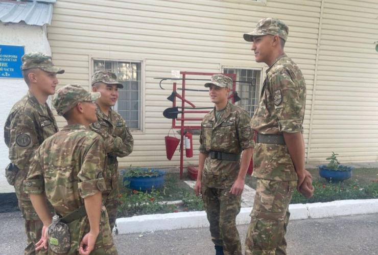 Абай облысында алып сарбаз борышын өтеп жатыр