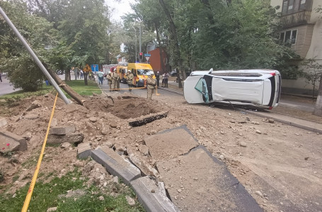 Алматыда газ жарылды: көлік аударылып, екі адам зардап шеккен