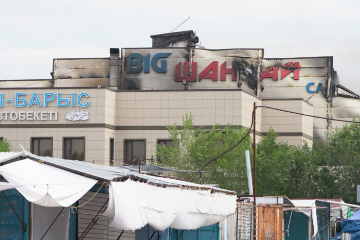 “Шанхай“ базарындағы өрт: төбе құлап, құтқарушылар зардап шеккен