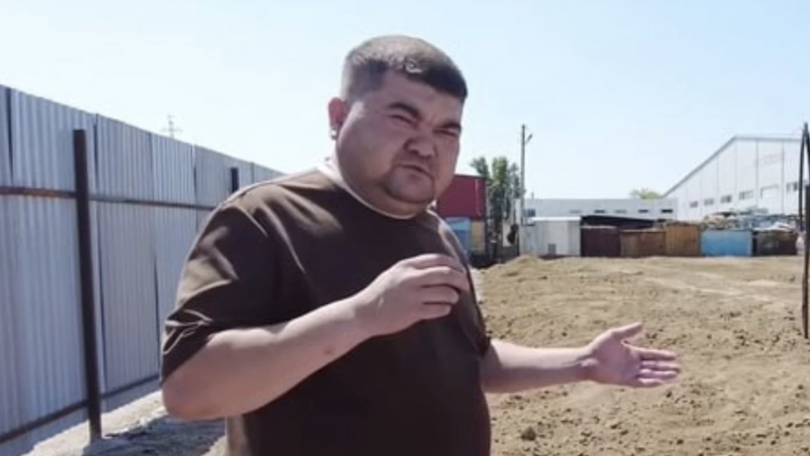 ҰҚК шенеуніктен ақша бопсалаған блогерді ұстады