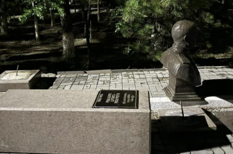 Атырауда 7 жасар қызға ескерткіш құлаған оқиға:  сот үкім шығарды