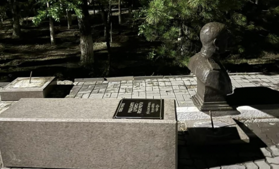 Атырауда 7 жасар қызға ескерткіш құлаған оқиға:  сот үкім шығарды