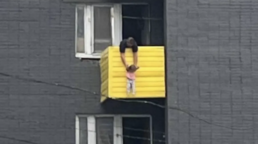 Әкесі туған қызына қауіп төндірді: желіде жантүршігер кадр тарады 