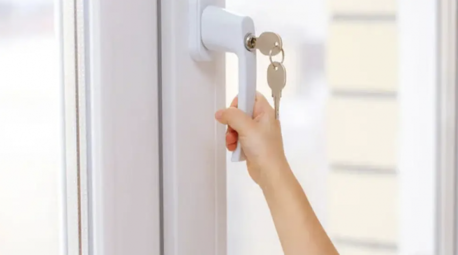 Павлодарда 9 жастағы бала көпқабатты үйдің балконынан құлап кетті