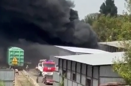 Алматыдағы қоймада ірі өрт сөндіріліп жатыр