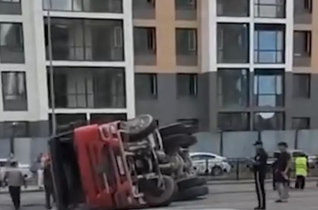 Астанада жол апатынан бетон араластырғыш көлік аударылып қалды