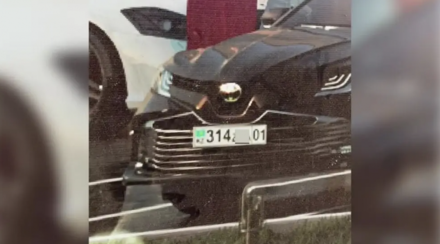 Алматыда “дөрекі“ жарнама баннері жұрт назарына ілікті 