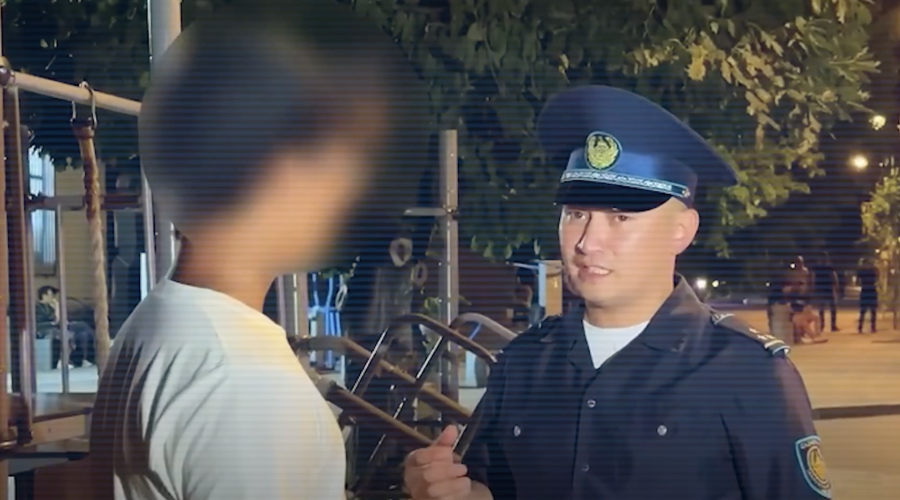 Қару, пышақ, кастет тәркіленген: түнде көшеде жүрген балаларға рейд күшейді