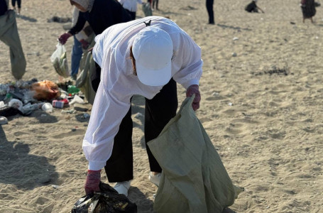 “Таза Қазақстан“: Маңғыстау спортшылары теңіз жағалауын қоқыстан тазалады