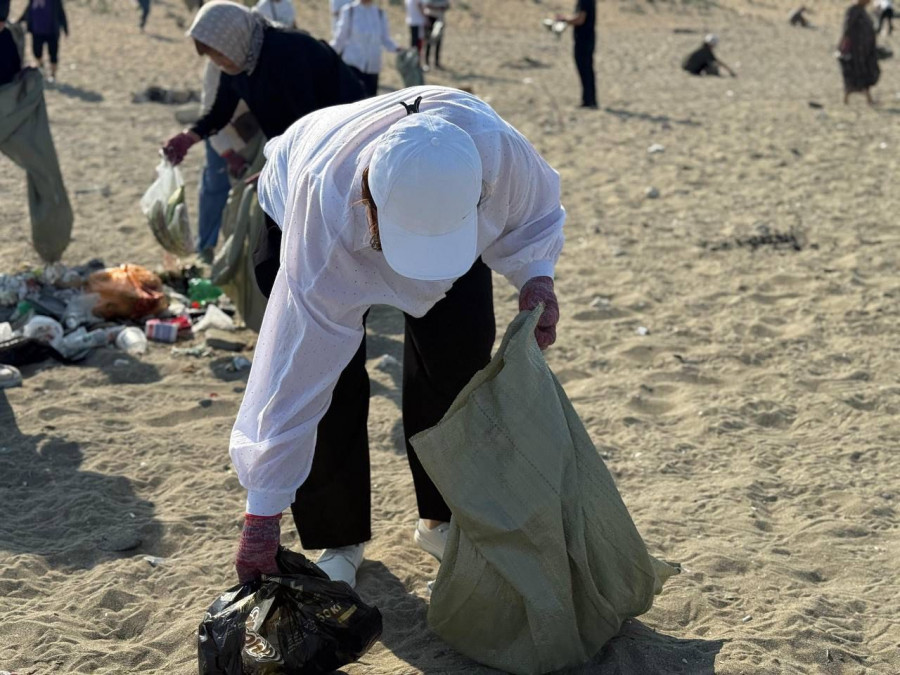 “Таза Қазақстан“: Маңғыстау спортшылары теңіз жағалауын қоқыстан тазалады