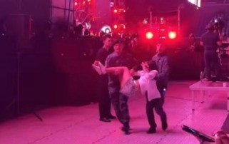 Полицейдің әйелі ме? Джей Лоның концертінде тәртіп бұзған кім екені белгілі болды