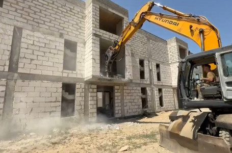 Алматыда ер адам депутат Базарбекке айқайлап, өз-өзін өртеп жіберемін деп қорқытқан