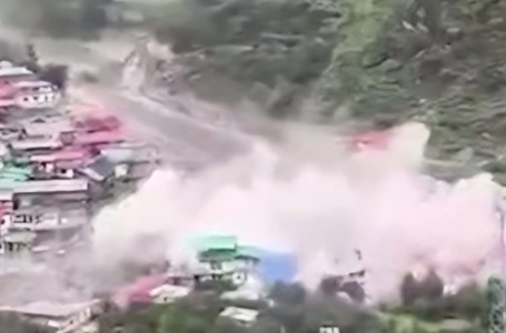 Үндістанда бүтін бір ауыл су астында қалды