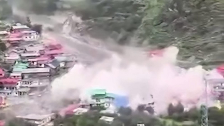 Үндістанда бүтін бір ауыл су астында қалды