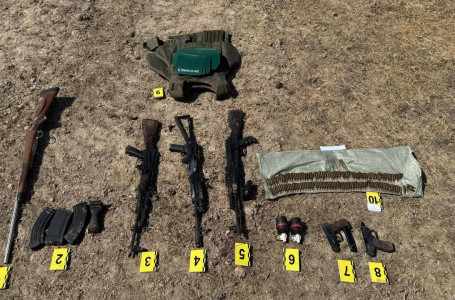 Автомат, тапанша: ҰҚК тәркіленген қару-жарақты көрсетті