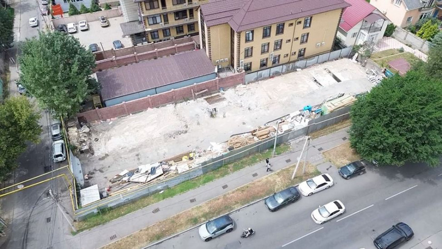 Алматыдағы заңсыз құрылыстар: тағы бір нысан сүрілді