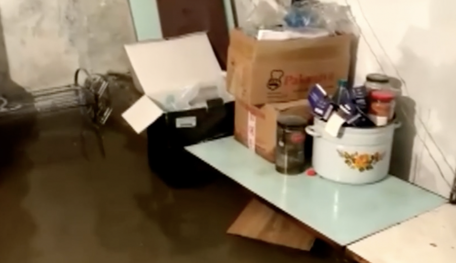 Таразда Үшбұлақ арнасынан асып, 30 үйдің ауласын су басқан