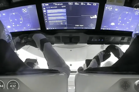 NASA ғарышкерлері бес айдан кейін ғарыштан Жерге оралды